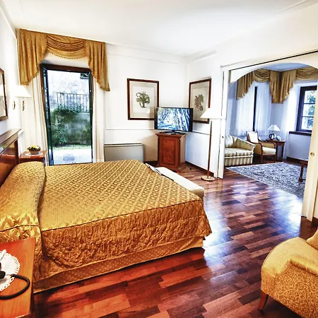 Hotel Relais Casali Della Cisterna 3*
